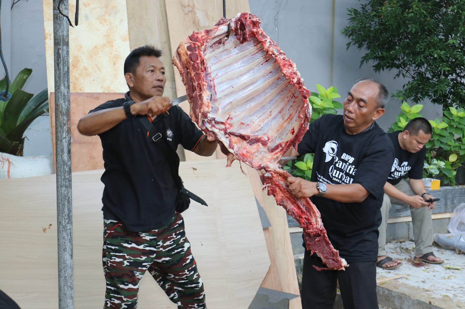 Suasana pelaksanaan qurban Idul Adha di Lingkungan BNPB pada Jumat (30/6).